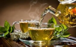 Какой чай наиболее полезен для чистки сосудов — зеленый, черный или травяной?