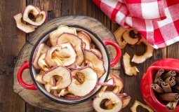 Чем полезны сушеные яблоки и как их приготовить