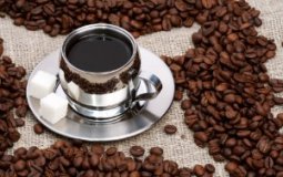 Как употребление кофе влияет на уровень гемоглобина в крови — поднимает ли он его или понижает?