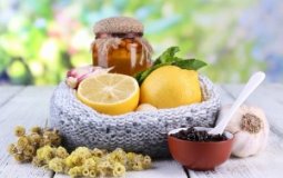 Народные рецепты смесей для чистки сосудов с помощью меда, чеснока и лимона