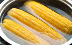 Чем полезна вареная кукуруза — 6 фактов о влиянии на здоровье человека