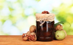 Чем полезно варенье из грецких орехов — 8 свойств