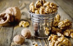 7 рецептов из грецких орехов для чистки сосудов от холестерина